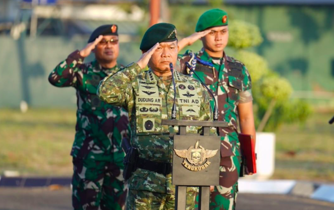 kasad jenderal dudung berduka beri hormat langsung di depan jenazah