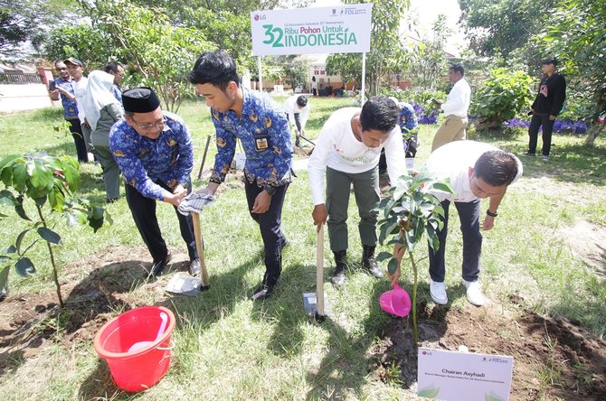 lg indonesia serahkan bibit pohon sebanyak 13000 di kalimantan selatan