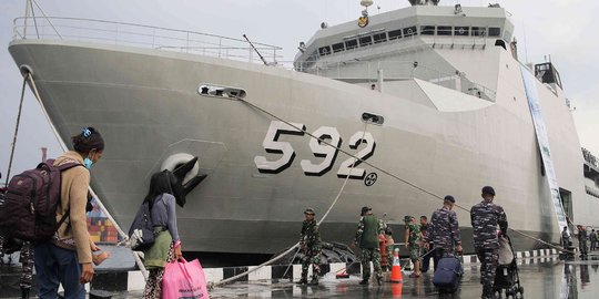 Ratusan Orang Ikuti Mudik Gratis Naik Kapal Perang TNI AL