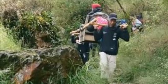 Mudik Lebaran, Ini Momen Mbok Yem Ditandu Turun dari Gunung Lawu