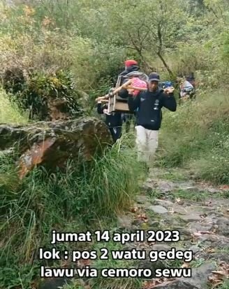 momen mbok yem turun dari puncak gunung lawu