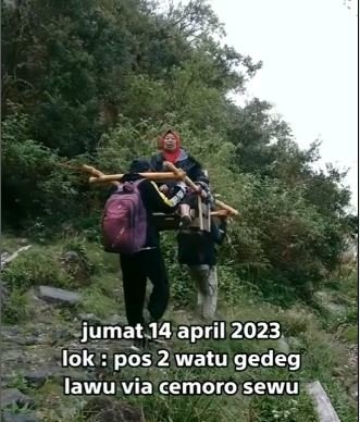 momen mbok yem turun dari puncak gunung lawu