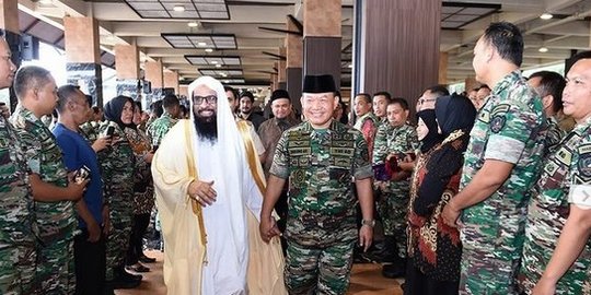 Kasad TNI Dudung Gandengan Tangan dengan Utusan Raja Salman, Dikirimi Alquran