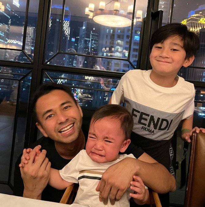 tingkah usil rafathar yang buat rayyanza menangis netizen salfok sama kegantengannya