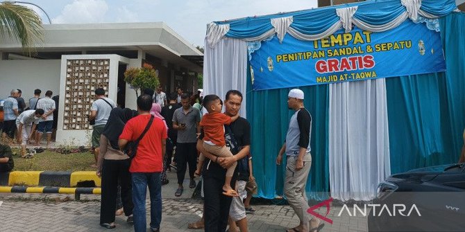 Viral Emak-Emak jadi 'Juru Parkir Sandal' di Masjid Rest Area, Ini Kata Pengelola