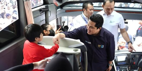 Momen Erick Thohir Bertemu Pemudik Saat Cek Arus Mudik di Pasar Senen