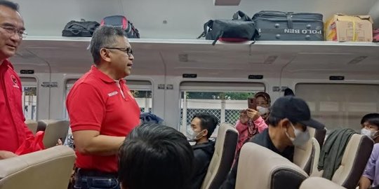 Lepas Pemudik di Stasiun Pasar Senen, Hasto Puji Fasilitas KA Kian Bagus