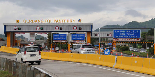 Exit Gerbang Tol Pasteur Mulai Dipadati Kendaraan Pemudik
