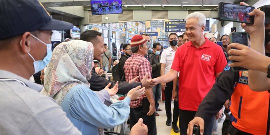 Momen Ganjar Blusukan di Stasiun Pasar Senen