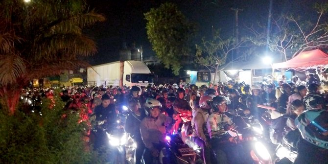 Kantong Parkir Pelabuhan Ciwandan Penuh, Pemudik Disekat di Jalan Lingkar Selatan