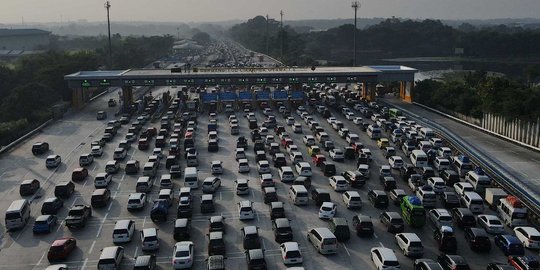 Puncak Arus Mudik, Begini Kemacetan di Gerbang Tol Cikampek Utama