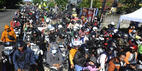 Antrean Pemudik Sepeda Motor di Pelabuhan Gilimanuk Mengular