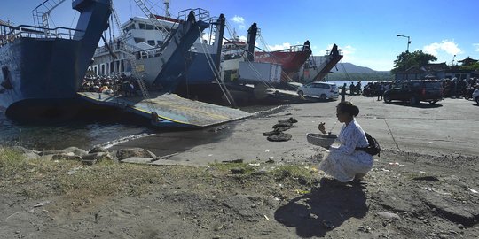 Kekhusyukan Umat Hindu Bersembahyang di Tengah Gelombang Arus Mudik