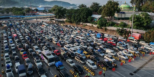 Puncak Arus Mudik, Ratusan Ribu Pemudik Serbu Pelabuhan Merak