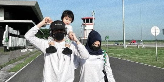 Mudik Sekeluarga, Intip Outfit Santai Atta Halilintar dan Aurel Hermansyah