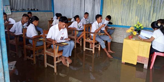 Cerita Siswa SMA di NTT Ujian Akhir di Tengah Banjir