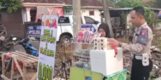 Yang Penting Halal, Polisi Ini Bantu Istri Jualan Salad di Pinggir Jalan