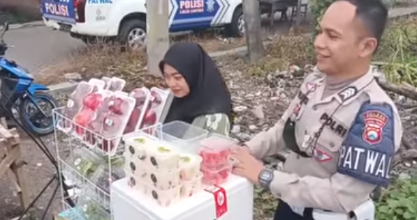 polisi ini bantu istri jualan salad di pinggir jalan