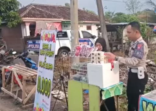 polisi ini bantu istri jualan salad di pinggir jalan