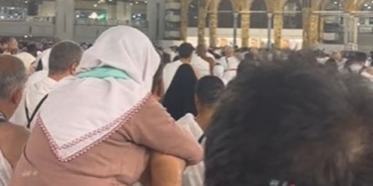 Pria ini Gendong 'Surga'-nya di Tanah Suci Mekkah, Jadi Momen Termahal