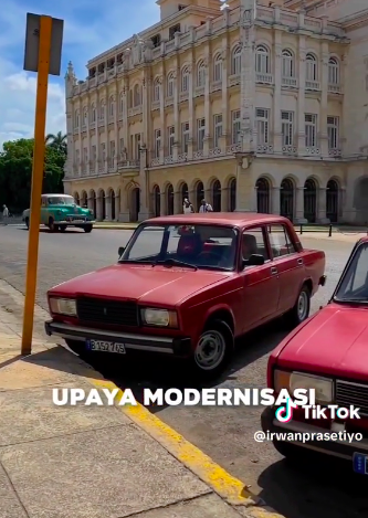 bak kota klasik di negara ini mayoritas warganya pakai mobil antik zaman bung karno