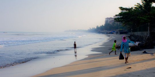 BMKG Sebut Cuaca Pantai Anyer Bersahabat saat Lebaran, Jadi Opsi Liburan Keluarga