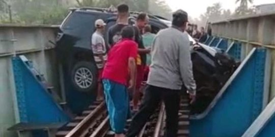 Mobil Ini Nekat Lewat Jalur Kereta, Diduga Sopir Ajak Penumpang Bunuh Diri Bareng