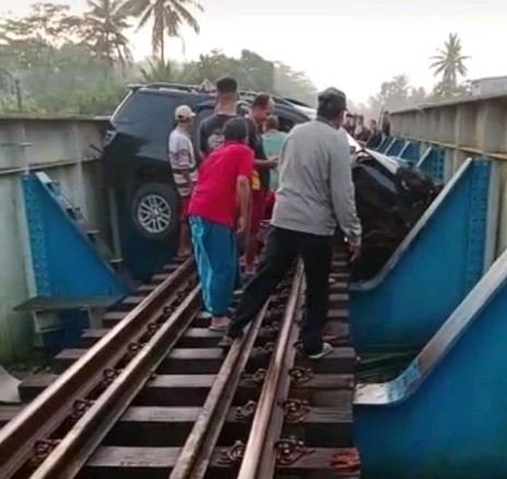 sopir diduga ajak penumpang bunuh diri bareng