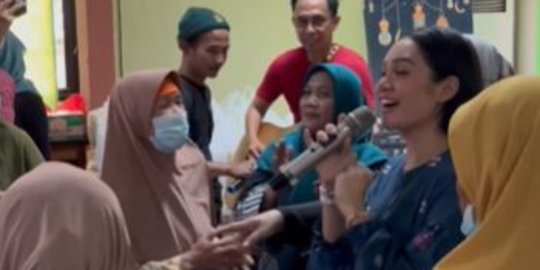 Intip Potret Sederet Artis Berbagi Selama Ramadan, Tuai Pujian