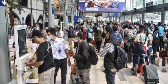 41.900 Penumpang Berangkat dari Stasiun Pasar Senen dan Gambir Hari Ini