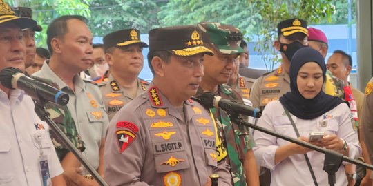 Tinjau Stasiun Pasar Senen, Kapolri Minta Pemudik Lapor Bila Ada Keluhan