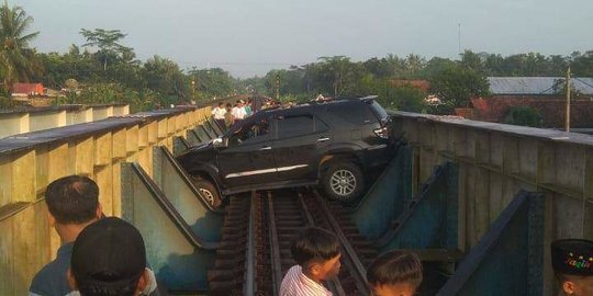 Fortuner Nyungsep di Rel Kereta Banyumas, Ternyata Sopirnya Halusinasi