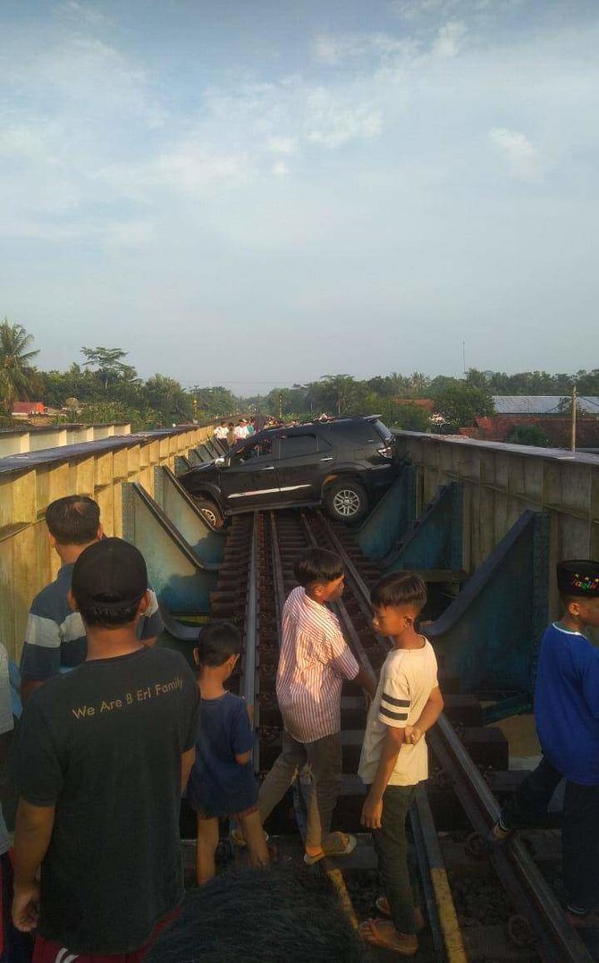 fortuner nyungsep di rel banyumas