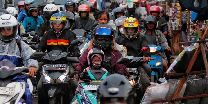 Wajah Lelah Anak-Anak saat Mudik dengan Sepeda Motor di Pantura