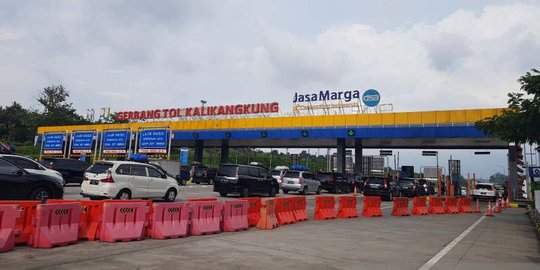 Kendaraan Pemudik Padati Tol Kalikangkung, One Way Diterapkan Memecah Antrean