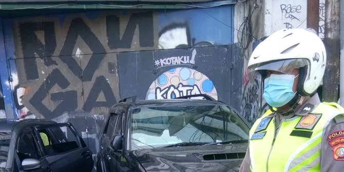 CCTV Rekam Detik-Detik Wanita Pejalan Kaki Terpental Ditabrak Mobil di Tanah Abang