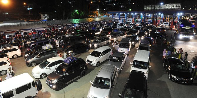 Macet Kendaraan Pemudik Menuju Pelabuhan Merak Mengular Hingga 4 KM ke Arah Tol