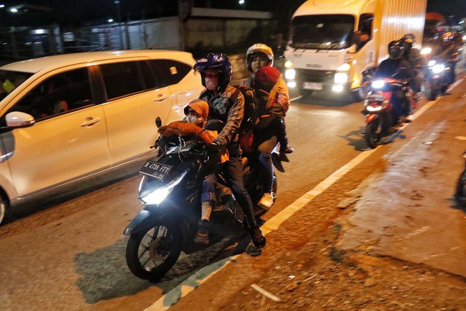 pemudik motor serbu jalur pantura