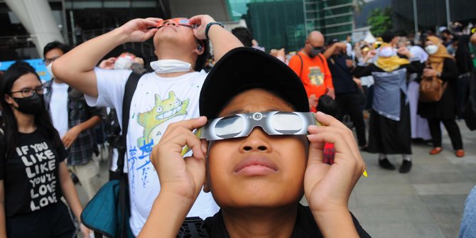 Warga Jakarta Ramai-Ramai Saksikan Gerhana Matahari Hibrida di Taman Ismail Marzuki