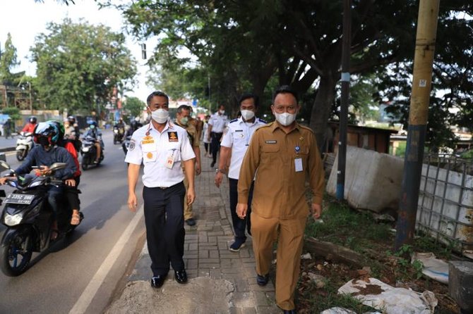 tim sweeping lubang selama arus mudik di kota tangerang