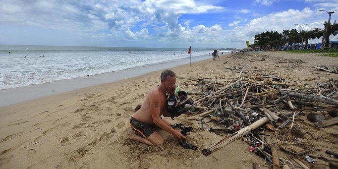 Aksi Turis Belanda Kumpulkan Sampah di Pantai Kuta