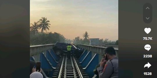 Ditarik Pakai Lokomotif, Begini Proses Evakuasi Mobil yang Terjebak di Jembatan KA