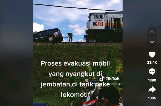 mobil terjebak di jembatan kereta api