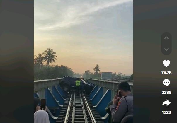 mobil terjebak di jembatan kereta api