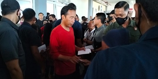 Mudik ke Solo, Jokowi Bagi Sembako & Uang ke Ratusan Buruh Gendong Pasar Legi