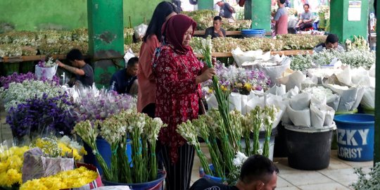 Menjelang Lebaran, Bunga Sedap Malam Diserbu Warga