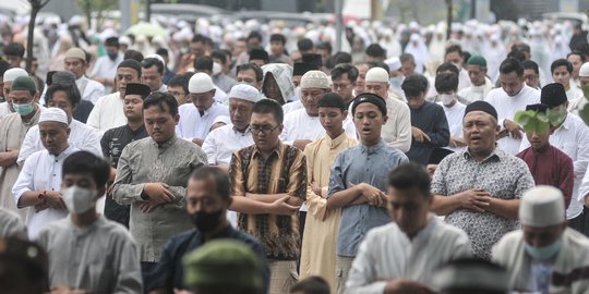 Khusyuk Jemaah Muhammadiyah Salat Idulfitri 1444 H di Pacuan Kuda