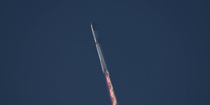 Detik-Detik Roket Raksasa Elon Musk Meledak Setelah Diluncurkan