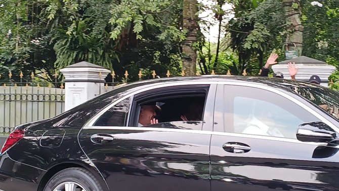 jokowi dan ganjar pranowo satu mobil usai deklarasi capres