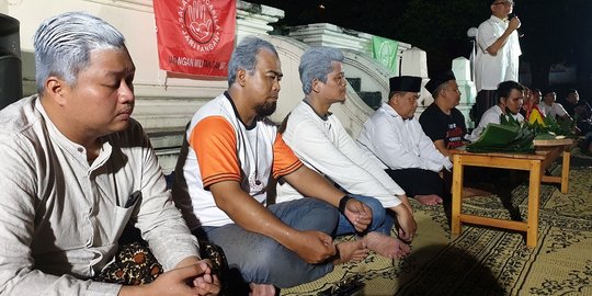 Ganjar jadi Capres PDIP, Relawan di Solo Mengecat Rambut Warna Putih & Potong Tumpeng